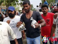 చెన్నై వరదలు: చలించిన విశాల్ కంటతడి, తెలుగు ప్రాంతాల్లో వ్యాధులు