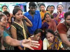 చెన్నై: కూతురు సర్టిఫికేట్ల కోసం వరదలోకి దిగి మృతి
