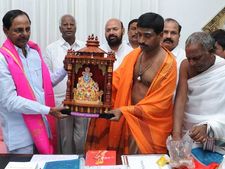 బాబును కలిసి, బెజవాడ దుర్గకు కెసిఆర్ ముక్కుపుడక: మల్లన్న కళ్యాణం