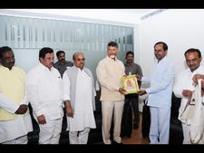  అప్పట్లో యాగాలు చేయలేదే: బాబు, చేశానండీ: కెసిఆర్.. గంటన్నర చర్చలు (పిక్చర్స్) 