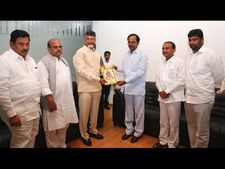 ఏపీ ఆర్థిక పరిస్థితిపై కెసిఆర్ ఆరా, నెట్టుకొస్తున్నామని చెప్పిన యనమల