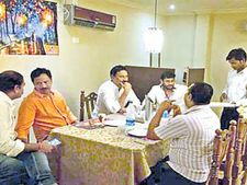 కుదిపేస్తున్న కాల్‌మనీ కేసు: మొత్తం వారే, ప్రజల వద్ద చంద్రబాబు అడ్డంగా దొరికిపోయారా? 