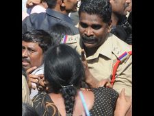  అంగన్‌వాడీ కార్యకర్తకు పోలీస్ వార్నింగ్: సొమ్మసిల్లి పడిపోయారు (ఫోటోలు)