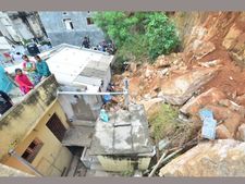 కొండ చరియలు విరిగిపడి నలుగురు సజీవ సమాధి: పరిహారం ప్రకటించిన గంటా