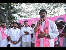 కాంగ్రెస్‌కు గుడ్‌బై: భారీ ర్యాలీ, కారెక్కిన కేఎం ప్రతాప్ (ఫోటోలు)