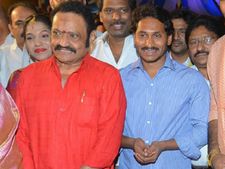 వైయస్ జగన్‌తో చేతులు కలిపిన నందమూరి హరికృష్ణ!