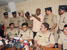 అరెస్టు: ఓ రోజు గడిపితేనే అంటూ మహిళను బ్లాక్‌మెయిల్ చేసిన రామకృష్ణ