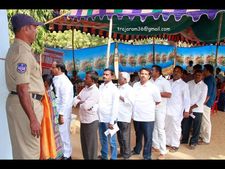 నల్గొండలో మేమే: జానా రెడ్డి, ఓటింగ్ కేంద్రంలోనే అరగంటపాటు మంత్రి