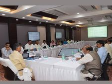 ఏపీలో కొత్త ఇసుక పాలసీ: సినీ ఫక్కీలో తిరుపతిలో కారులోని 30 లక్షలు చోరీ