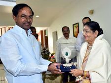 కెసిఆర్‌ను కలిసిన పి సుశీల, రూ.41వేల కోట్లిచ్చాం: తెలంగాణకు గడ్కరీ హామీ