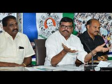 జన్మభూమి ఓ మోసపూరిత కార్యక్రమం: చంద్రబాబుపై బొత్స మండిపాటు