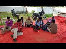 క్యాప్టెన్ మీటింగ్: రోడ్డు మీద మీడియా 