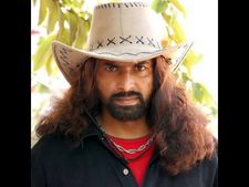 ఫేస్‌బుక్ కలిపిన బంధం: 21ఏళ్ల తర్వాత తల్లిదండ్రులను కలిసిన కుమారుడు