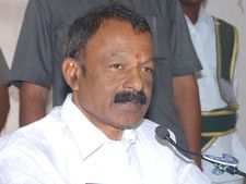 బాబుకు మతి స్థిమితం, ఎవరి కాళ్లు పట్టుకోవాల్సిన అవసరం లేదు: రఘువీరా