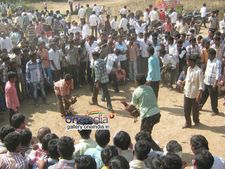 కృష్ణా జిల్లాలో ఉద్రిక్తత: కోడి పందాల్లో ఇరు వర్గాల ఘర్షణ, గాయాలు
