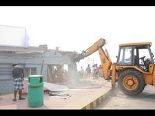ఐఎఫ్‌ఆర్: ఆర్కేబీచ్‌లో దుకాణాల తొలగింపు (ఫోటోలు)