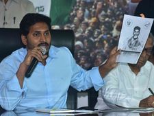 బాబు, లోకేష్ లంచాలు తీసుకుంటున్నారు: 'హోదా'పై జగన్ తీవ్ర వ్యాఖ్యలు
