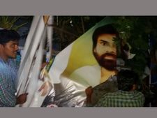  పవన్ కల్యాణ్‌పై మహిళల ఆగ్రహం: ఫ్లెక్సీలకు నిప్పు