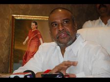 కెసిఆర్ ఫాంహౌస్‌లో కోట్లు దాచారు: దామోదర ఆరోపణ