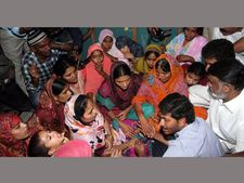 ముస్తాక్‌కు ఘన నివాళి: చంద్రబాబు చిన్న చూపు చూశారన్న జగన్
