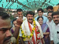 లేపాక్షి ఉత్సవాలు: శ్రీకృష్ణదేవరాయల పాత్రలో బాలయ్య (వీడియో)