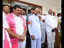   తెలంగాణ వాళ్లకు పాలన చేతకాదా, చెప్తా: కెసిఆర్ ఆగ్రహం (పిక్చర్స్) 