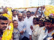 భూమా మార్క్ రాజకీయం: పదేళ్ల తర్వాత ఫరూక్‌తో కలిశాడు, టార్గెట్ శిల్పా బ్రదర్స్