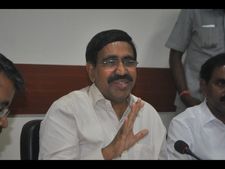   'ముద్రగడకు జగన్ తుపాకీ పెట్టి ఆటాడిస్తున్నాడు, వైసిపిలో చేరు, రాజ్యసభకు పంపుతాడు'