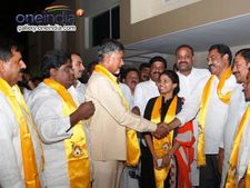 కలవనని ట్విస్ట్!: అఖిలప్రియతో కలిసి సీఎంను కలిసిన భూమా