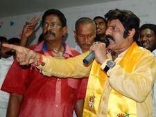 కడప జిల్లాలో బాలకృష్ణ: ఘన స్వాగతం, భారీగా తరలివచ్చిన ఫ్యాన్స్
