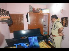  కిలాడీలు: పట్టపగలే మూడిళ్లలో చోరీ, 32.50లక్షల సొత్తు చోరీ(పిక్చర్స్)