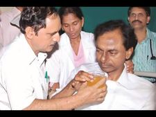 కెసిఆర్‌కు సేవల గుర్తింపు: ఖమ్మం మేయర్‌గా డా. పాపాలాల్‌?, సొంతగూటికి రెబల్స్