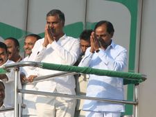 హరీశ్ లేకుంటే పరువు దక్కేదా?: టిఆర్ఎస్ నేతలకు కేసీఆర్ క్లాస్!