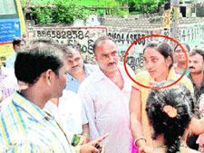 తల్లిపై కన్నేసిన ఓ ఎస్ఐ, ఆమె కూతురు కిడ్నాప్‌నకు యత్నం