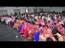 చేవెళ్ల చెల్లెమ్మ అంటూ ప్రారంభం, ఆంధ్రకు తరలింపు: వైఎస్‌పై కవిత