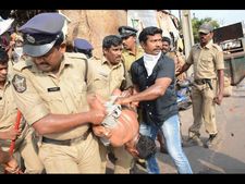 చేతులు కట్టేసి పోలీసు జీపులోకి: కన్నీళ్లు పెట్టుకున్నాడు (ఫోటోలు)