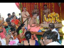 సీతారాముల కల్యాణోత్సవంలో భర్తతో ఎంపీ కవిత(పిక్చర్స్) 