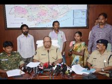  ఎస్పీ ముందు లొంగిపోయిన మావోయిస్టులు వీరే (పిక్చర్స్)