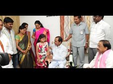 మాట నిలబెట్టుకున్న కేసీఆర్: శ్రీజ ఇంటికి వెళ్లారు, గొలుసు ఇచ్చిన కవిత 