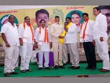 కలిసిపోయినట్టేనా?: బుడ్డా చేరికతో రాజీపడ్డ భూమా, శిల్పా 