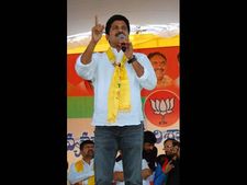 నిన్న 'ఎన్టీఆర్' వివాదంలోకి కెసిఆర్‌ను, నేడు వైసిపిపై రేవంత్ ఆశ్చర్యకర వ్యాఖ్య