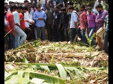  పోరాటాలే శరణ్యం: బాబు పర్యటనలతో లాభం లేదంటూ జగన్ ఫైర్