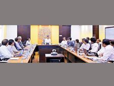 చంద్రబాబు కీలక నిర్ణయం: రిజిస్ట్రేషన్లు బంద్, జూన్‌ 15 నుంచి ప్లాట్లు కేటాయింపు 