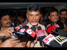 గుంటూరు, బెజవాడ ఇంటి ఓనర్లకు బాబు హెచ్చరిక, వేదికపై లోకేష్ అసంతృప్తి