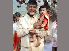 మనవడితో 7 రోజులు: దేవాన్ష్‌తో కలసి విమానమెక్కిన చంద్రబాబు