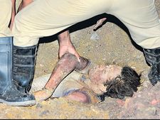 మంత్రి రావెలకు చేదు అనుభవం: కారుపై కూలీల రాళ్ల దాడి, అద్దాలు ధ్వంసం