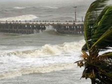 కోస్తాపై 'రోను': సుడులు తిరుగుతూ గంటకు 8 కి.మీ వేగంతో అతి భారీ వర్షాలు 