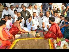 కెసిఆర్ భూమిపూజ: అమ్మవారికి 60లక్షల బంగారు కిరీటం, జగన్‌కు కెసిఆర్ కౌంటర్ 