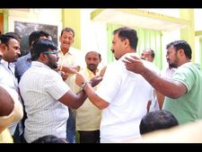 తెలుగు తమ్ముళ్ల రచ్చ: పిడిగుద్దులు, కర్రలతో దాడులు, బాబు సీరియస్(పిక్చర్స్)