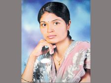 కెసిఆర్‌కు లేఖ రాసింది: హెయిర్ డై తాగేసి ఆత్మహత్య చేసుకుంది